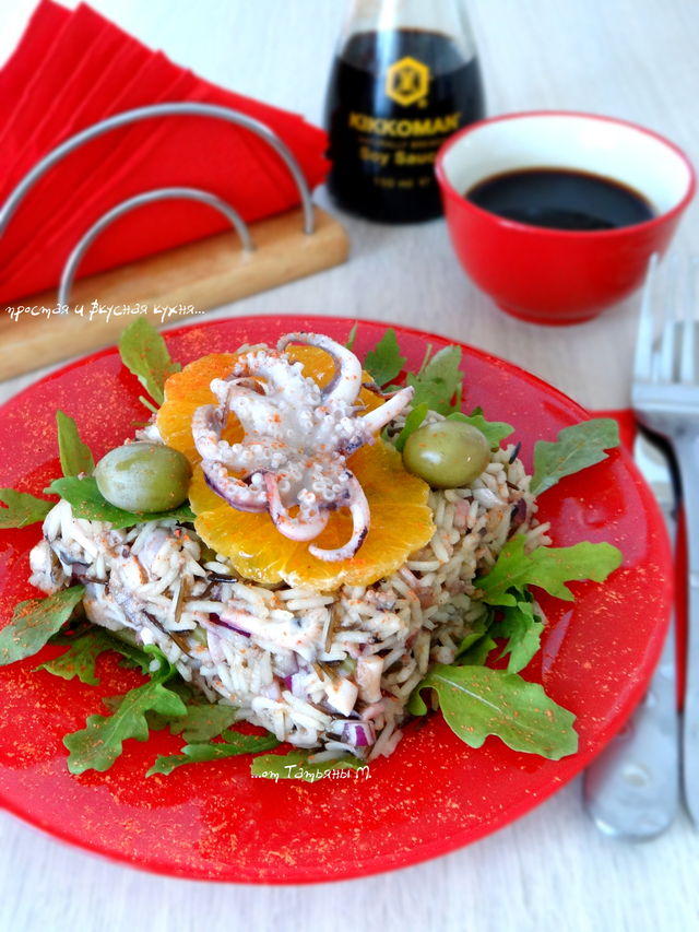 Фото к рецепту: Рисовый экспрессо-салат с осьминогами и соевым соусом