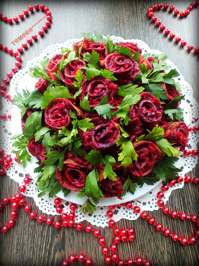 Фото к рецепту: Салат селедка под шубой - букет роз 