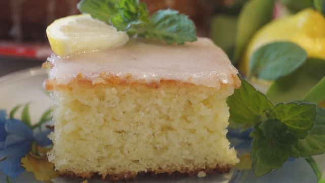 Фото к рецепту: Наивкуснейший лимонный пирог. быстро, просто и безумно вкусно! 