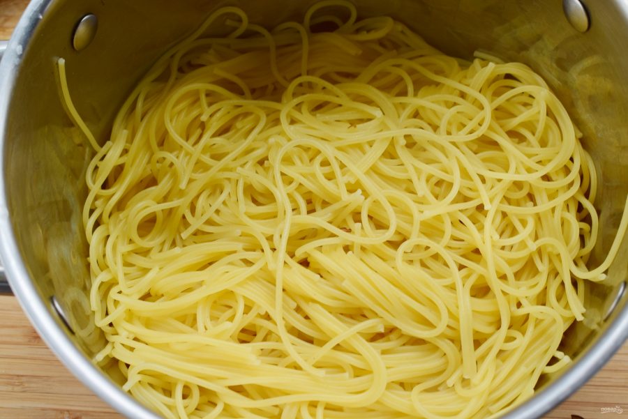 Спагетти "Карбонара" с красным луком - фото шаг 2