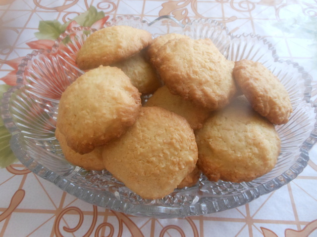 Фото к рецепту: Домашнее кокосовое печенье