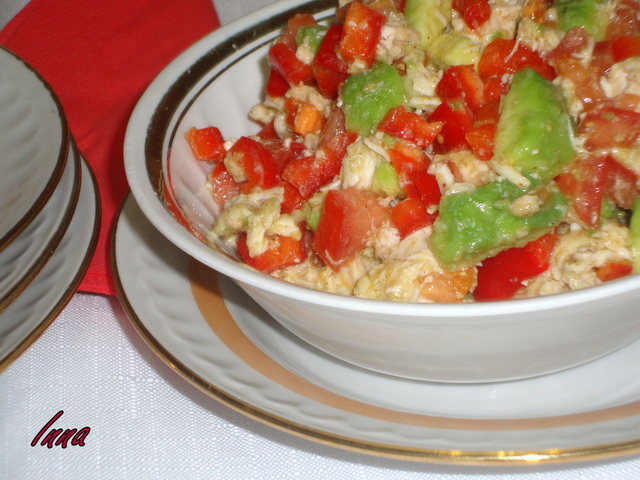Фото к рецепту: Салат из куриной грудки с авокадо.