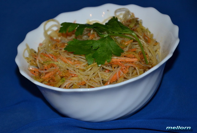 Фото к рецепту: Салат из фунчезы, зеленой редьки и моркови