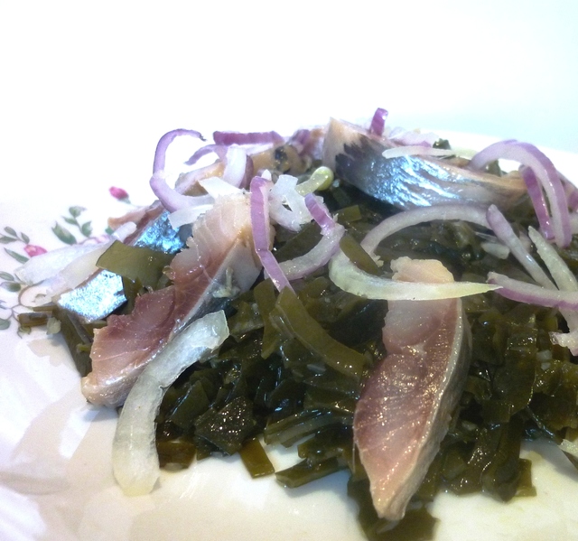 Фото к рецепту: Салат из морской капусты и сельди