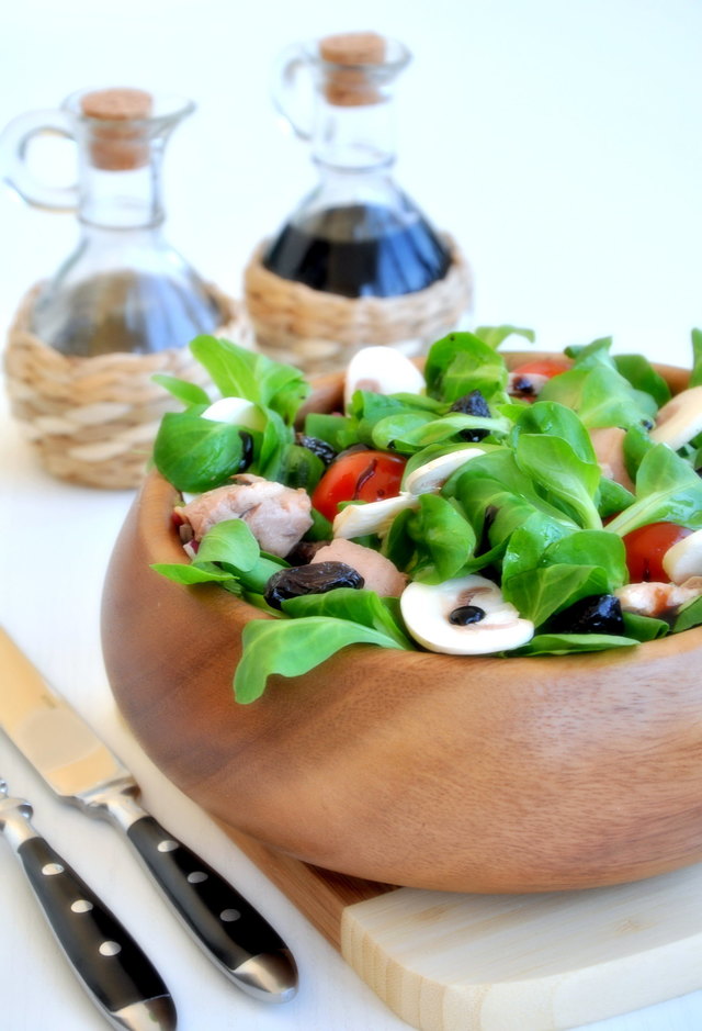 Фото к рецепту: Легкий постный салат с печенью трески, грибами и помидорами