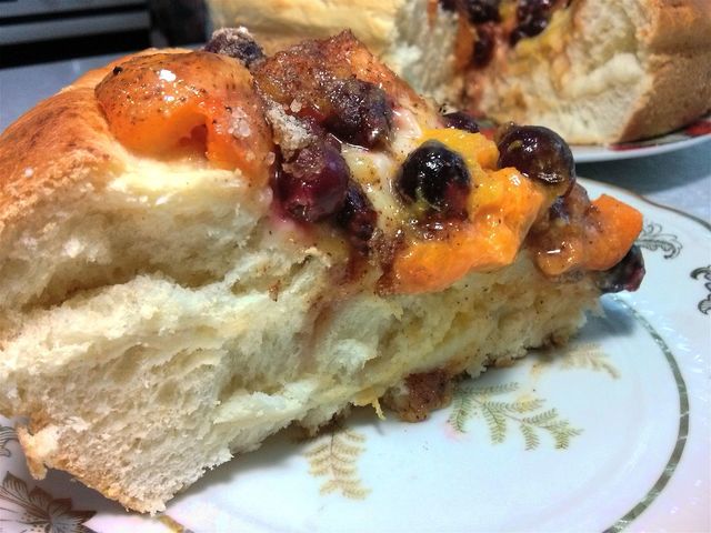 Фото к рецепту: Дрожжевой пирог с ягодно - фруктовой начинкой