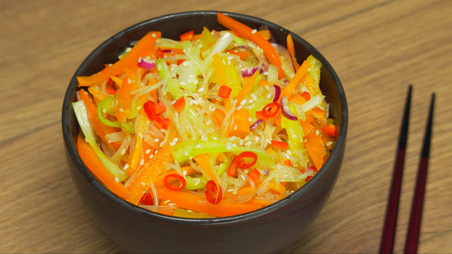 Фото к рецепту: Фунчоза со свежими овощами по-корейски