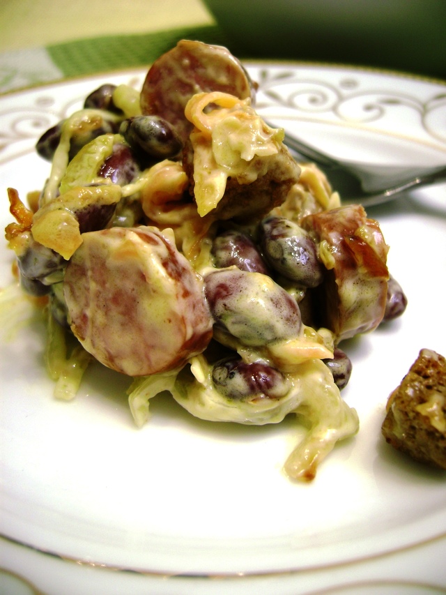 Фото к рецепту: Салат из фасоли с охотничьими колбасками и сухариками. тест-драйв с «окраиной».