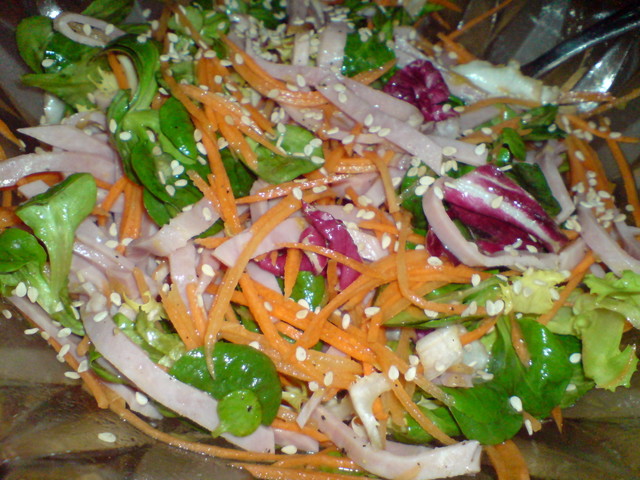 Фото к рецепту: Морковный салат с ветчиной и апельсиновым винегретом