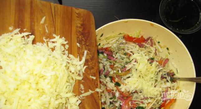 Салат из колбасы и сыра - фото шаг 3