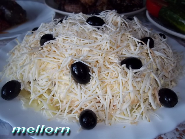 Фото к рецепту: Салат из горбуши с копченым колбасным сыром