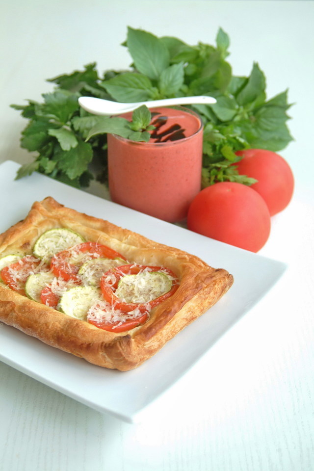Фото к рецепту: Клубнично-томатный смузи и легкий летний тарт с овощами