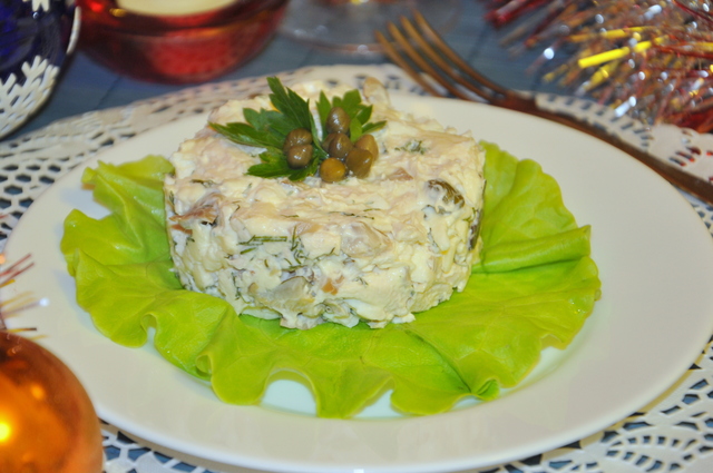 Фото к рецепту: Салат, просто салат :) с курицей и солеными грибами