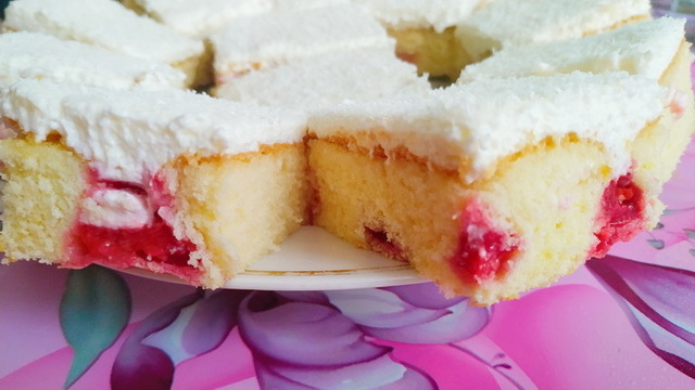 Фото к рецепту: Пирог-торт с клубникой и воздушным кремом