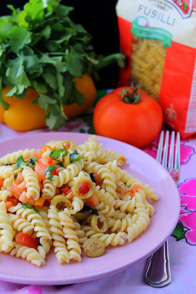 Фото к рецепту: Салат из пасты фузилли с оливками и помидорами