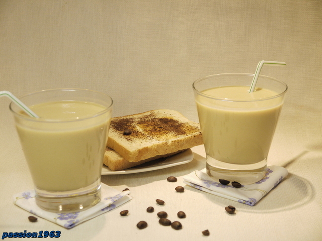 Фото к рецепту: Кофейный ласси с кофейными тостами (бодрящий завтрак жарким летним утром)