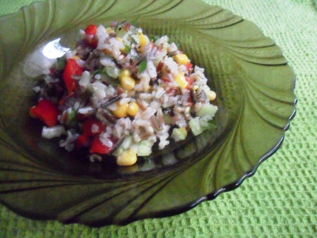 Фото к рецепту: Рисовый салат с огурцами и сладкой кукурузой 
