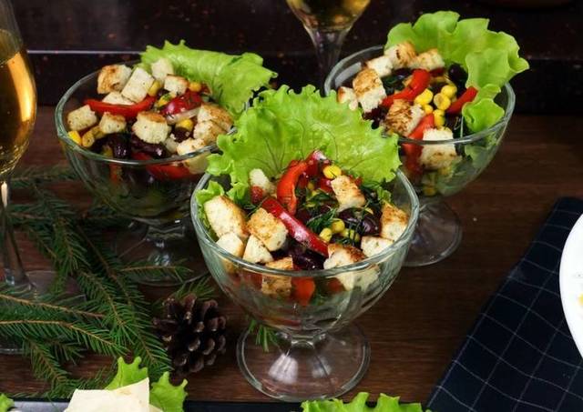 Фото к рецепту: Овощной салат с чесночной заправкой