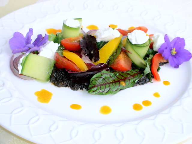 Фото к рецепту: Греческий салат в новом стиле с молодой зеленью