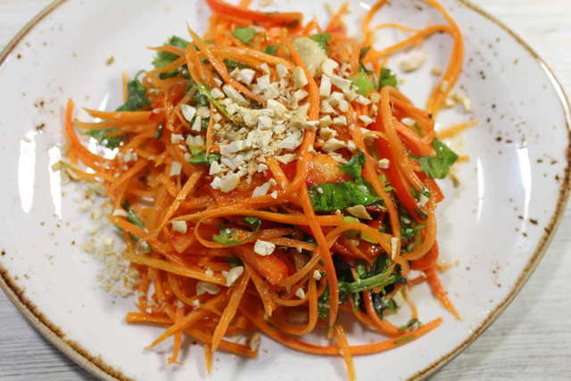 Фото к рецепту: Морковный салат с кинзой и ароматной заправкой