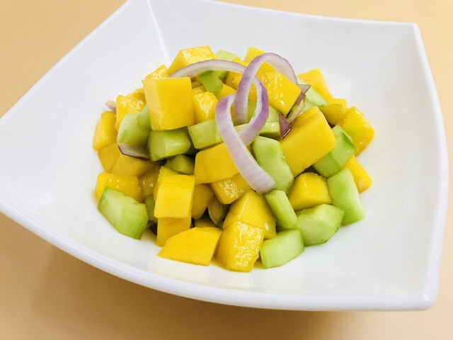 Фото к рецепту: Освежающий салат с манго