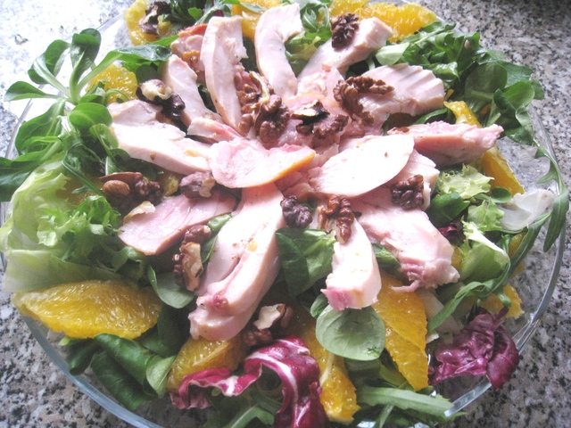 Фото к рецепту: Салат с копченой курицей и грецкими орехами