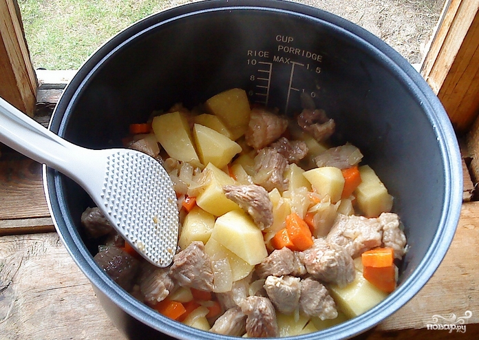 Картофель, тушенный с мясом в мультиварке - фото шаг 2