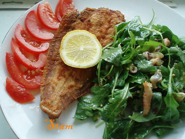 Фото к рецепту: Салат «сиротский наутилус» при жареной рыбке.