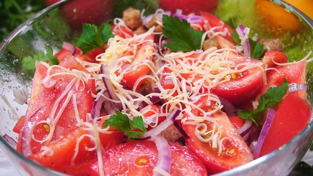 Фото к рецепту: Салат с помидорами и сухариками
