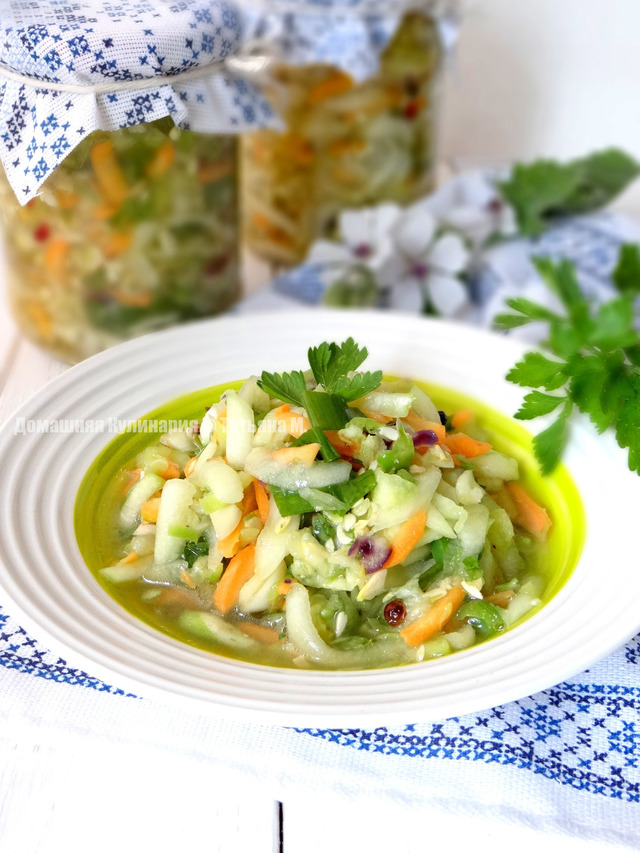 Фото к рецепту: Консервированный салат с кабачком