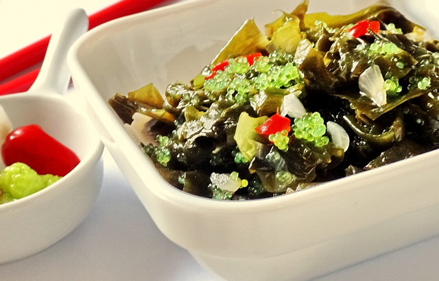 Фото к рецепту: Салат из морской капусты и тобико с луково-перечным соусом
