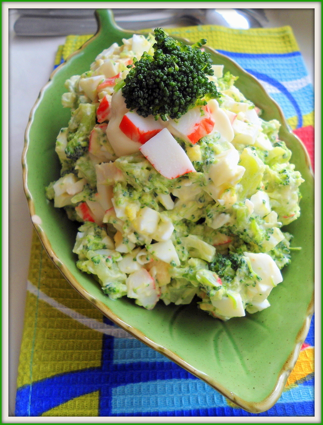 Фото к рецепту: Салат с брокколи и крабовыми палочками.