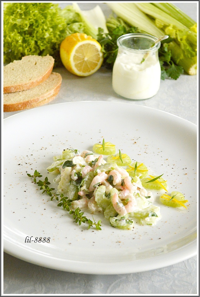 Фото к рецепту: Весенний салат из креветок и сельдерея.