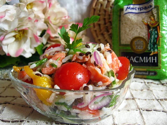 Фото к рецепту: Салат с рисом, семгой и овощами