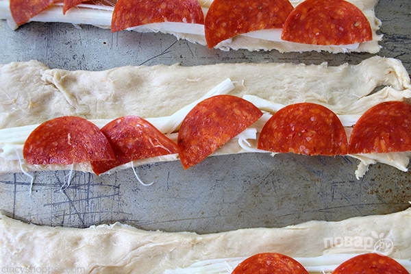Слоеные вергуны с колбасой и сыром - фото шаг 2