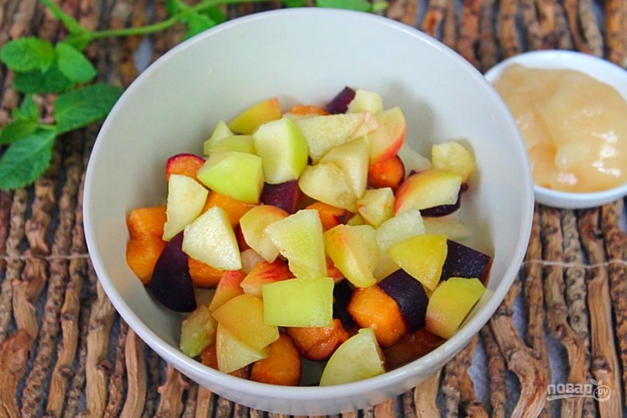 Фруктовый салат из дыни, персика и черного абрикоса - фото шаг 4