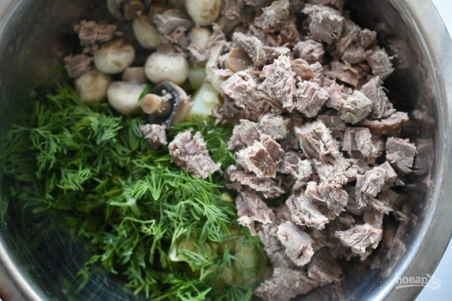 Салат с шампиньонами и солеными огурцами - фото шаг 5