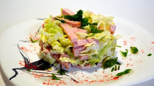 Фото к рецепту: Простой салат из пекинской капусты и колбасы.
