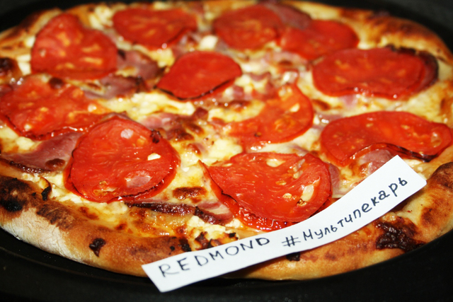 Фото к рецепту: Пицца с помидорами и шинкой мультипекарь 