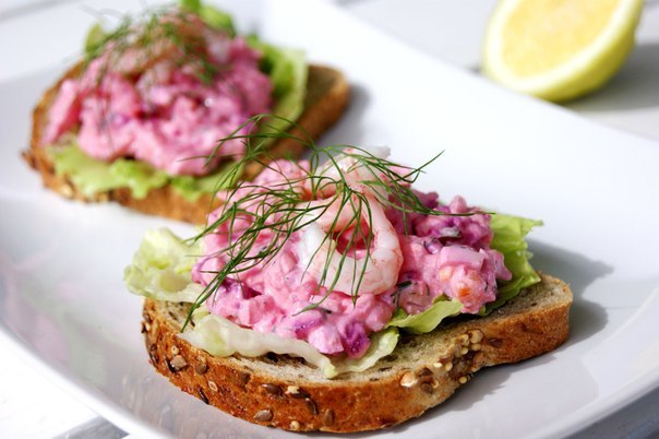 Фото к рецепту: Норвежский салат с креветками по-русски 