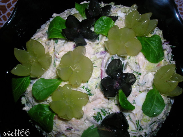 Фото к рецепту: Салат с куриной грудкой, пекинской капустой и сладкой ноткой ( быстро, просто и неожиданно вкусно)