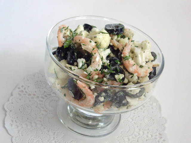 Фото к рецепту: Салат с цветной капустой и креветками