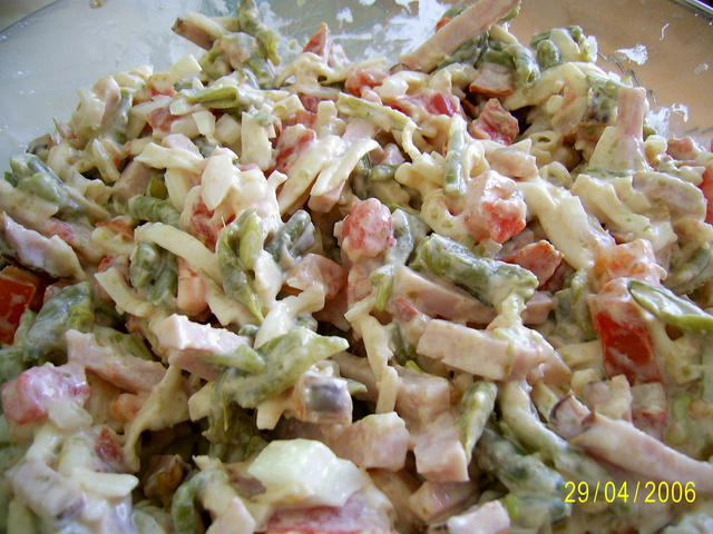Фото к рецепту: Салат из стручковой фасоли с ветчиной и сыром