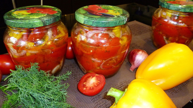 Фото к рецепту: Салат из помидоров на зиму - зимой каждая баночка будет незаметно исчезать.