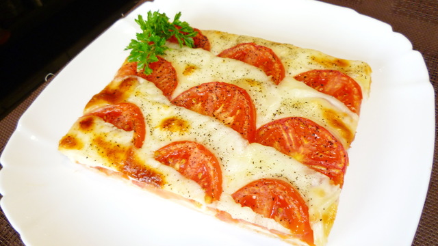 Фото к рецепту: Слоеный пирог с моцареллой и помидорами