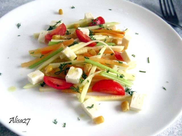 Фото к рецепту: Салат из овощей с сыром фета и заправкой из оливкового масла 