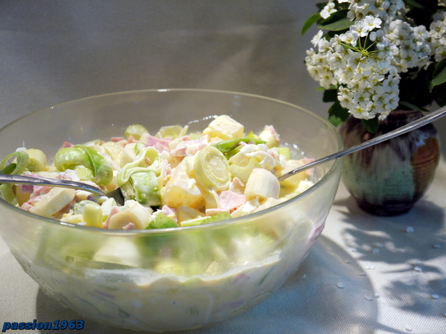 Фото к рецепту: Пикантный салат из порея с ананасом