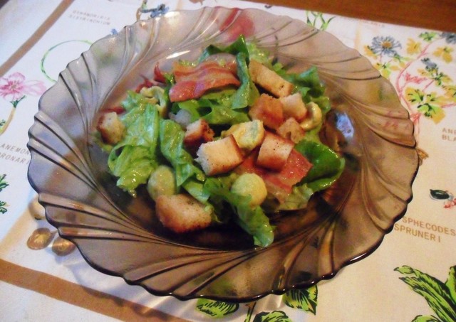 Фото к рецепту: Салат с авокадо и беконом