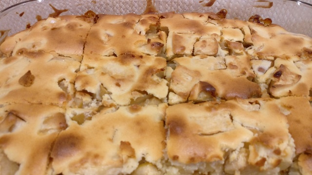 Фото к рецепту: Пирог неженка с яблоками.тесто на кефире!