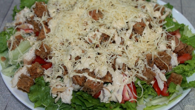 Фото к рецепту: Салат цезарь с куриной грудкой, соевым соусом и орегано
